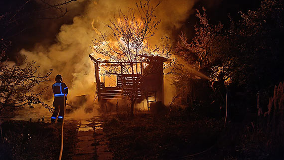Ogie strawi altan na Mazowieckiej. W trakcie akcji ganiczej straacy wykonali przejmujc fotografi pokazujc potg ywiou