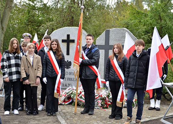 13 lat po katastrofie smoleńskiej i 83 po  zbrodni katyńskiej kwiaty na cmentarzu komunalnym w Świnoujściu