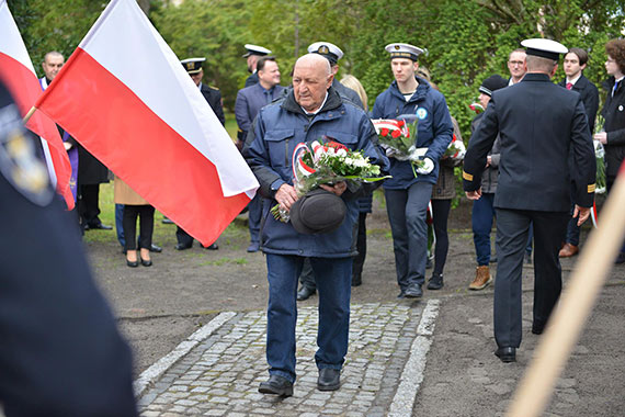 13 lat po katastrofie smoleskiej i 83 po  zbrodni katyskiej kwiaty na cmentarzu komunalnym w winoujciu