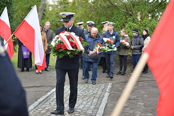 13 lat po katastrofie smoleskiej i 83 po  zbrodni katyskiej kwiaty na cmentarzu komunalnym w winoujciu