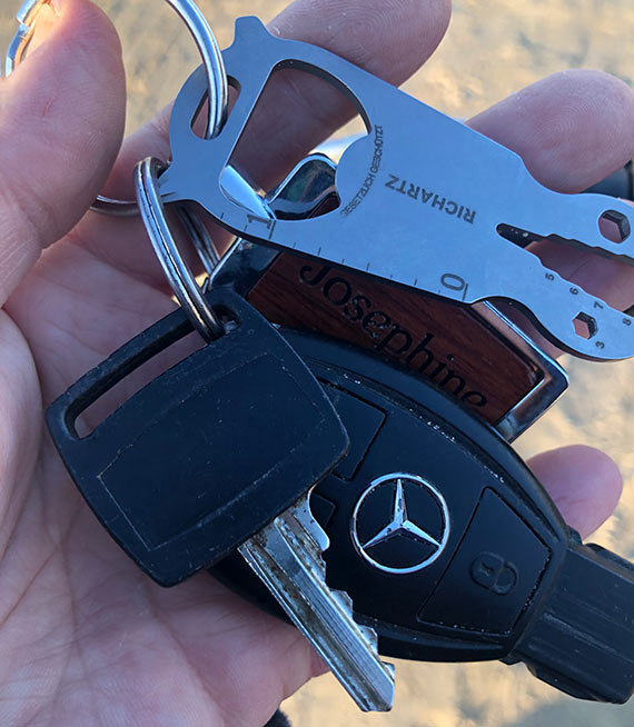 Zagubione klucze z logo Mercedesa, znalezione na plaży